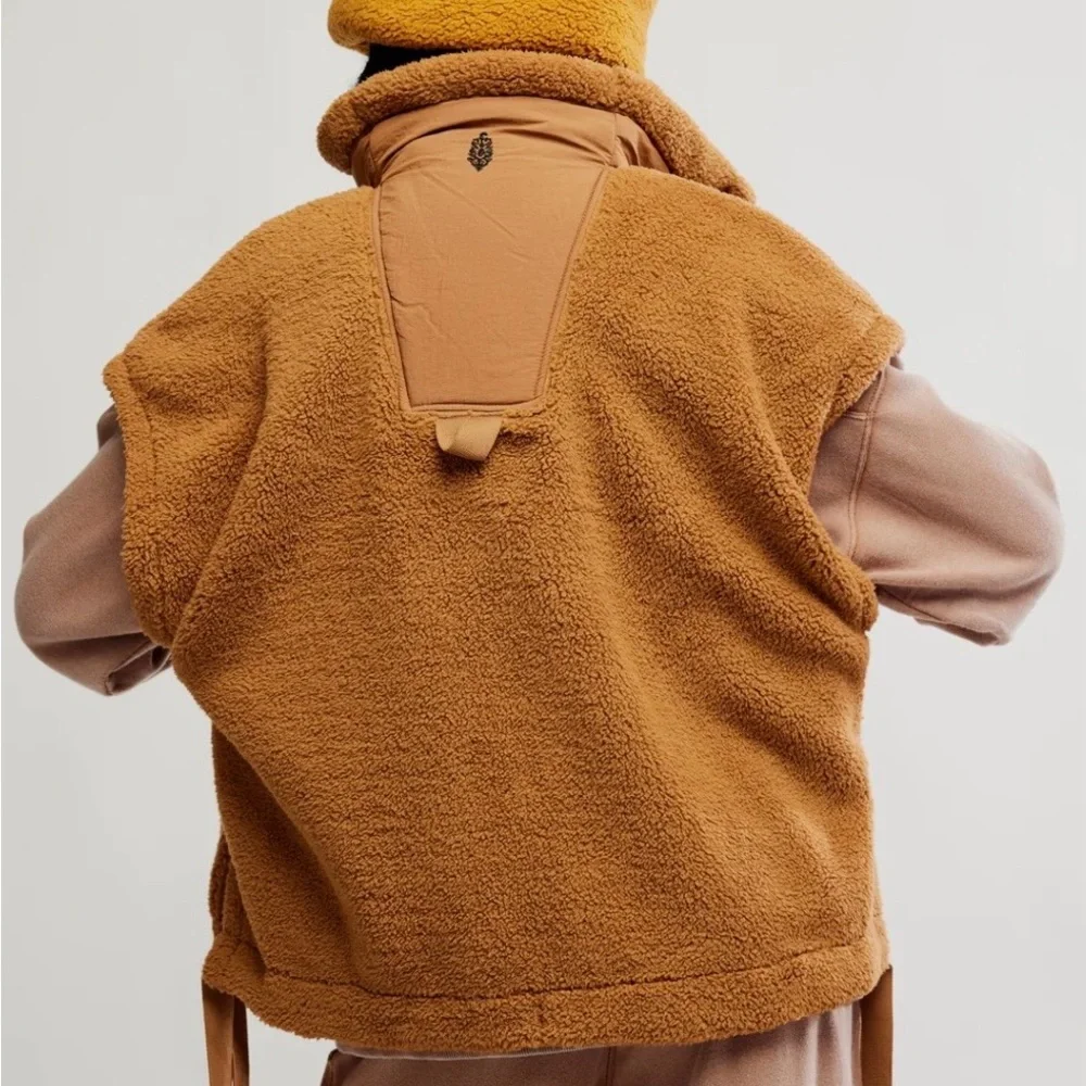 Free People Scout It Out Oversized Sherpa Vest in Honey NWT Size Medium - Picture 2 of 8